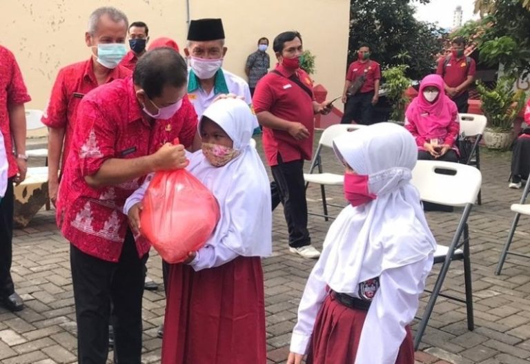 Paguyuban GTT/PTT SDN Bantu Paket Sembako Siswa Terdampak Covid-19