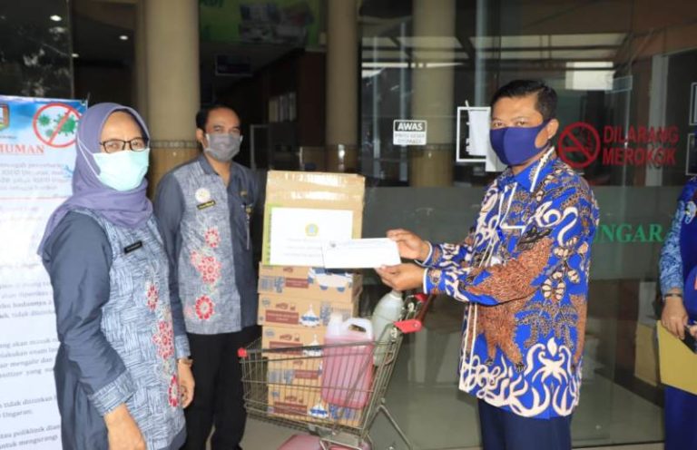 UNW Serahkan Bantuan APD dan Masker ke RSUD Rujukan Covid-19