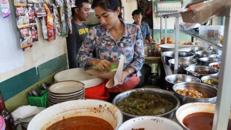 Pemkot Tegal Mulai Sosialisasi PSBB: Warung Dilarang Layani Pembeli Makan di Tempat