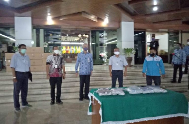 PT USG Ungaran Serahkan Donasi Masker Berbahan Impor ke Gubernur