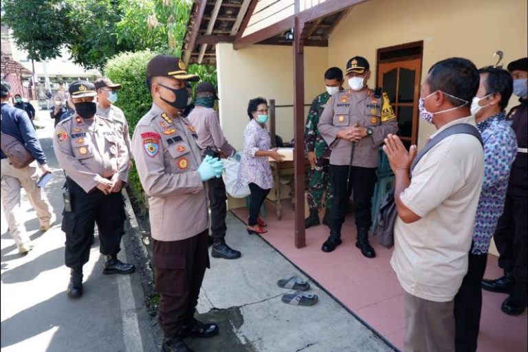 Polda Bersama Polres Semarang Bagikan Sembako kepada Warga Terdampak Covid-19