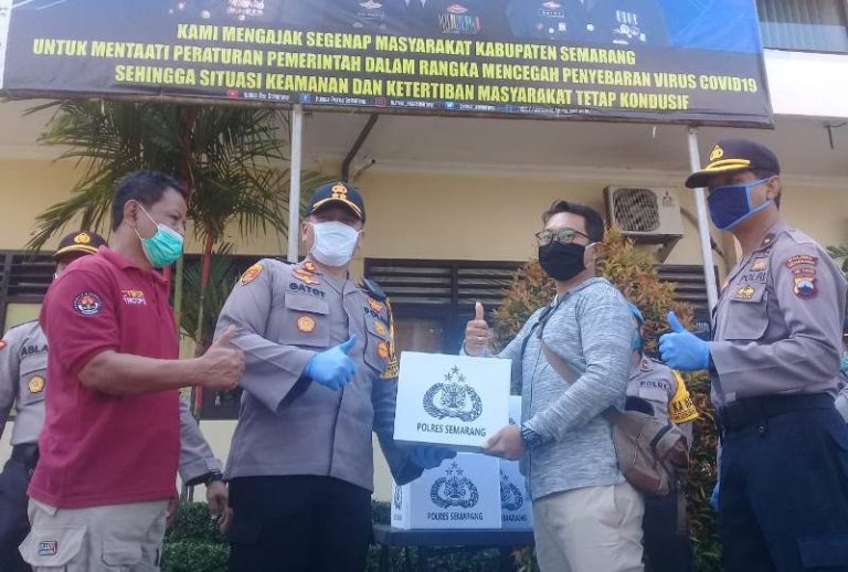Dukung Tugas Pekerja Pers, Kapolres Semarang Bagikan Bingkisan