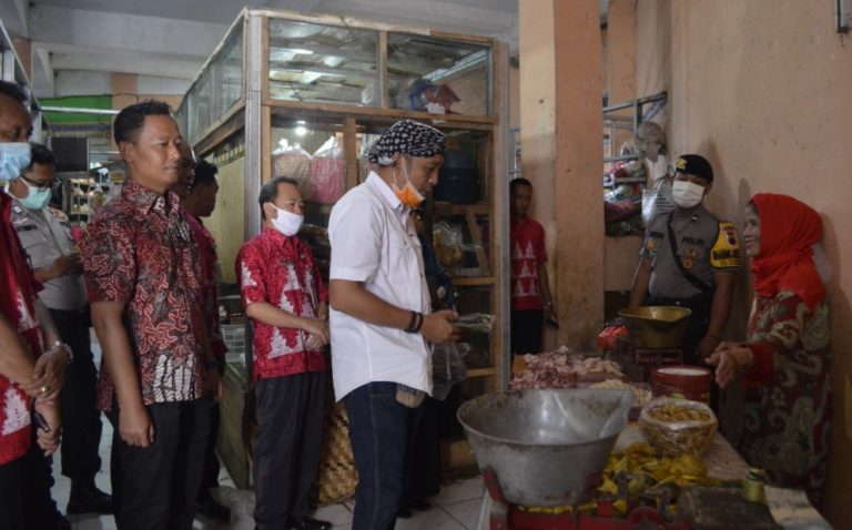 Dirut PDAM Bersama Ketua DPRD Blusukan Pasar Pasang Wastafel dan Bagikan Masker