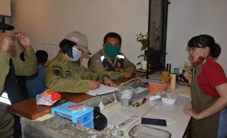 Satpol PP Salatiga Bubarkan Pengunjung PS Jalan Patimura