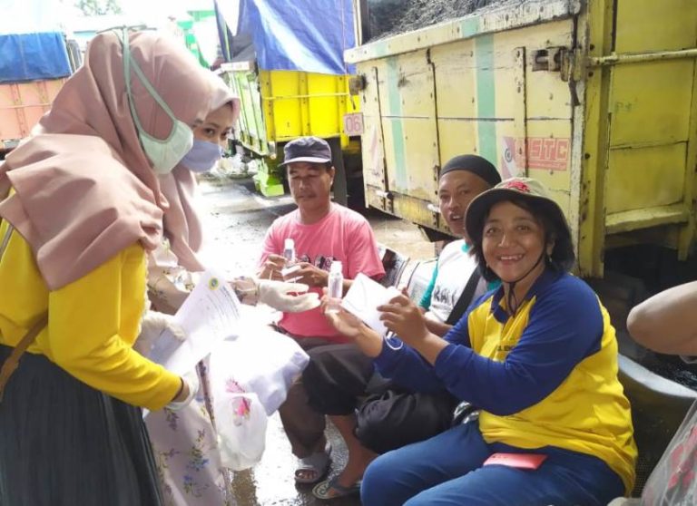 Relawan Civitas UNW Ungaran Bagikan Hand Sanitizer Produksi Sendiri