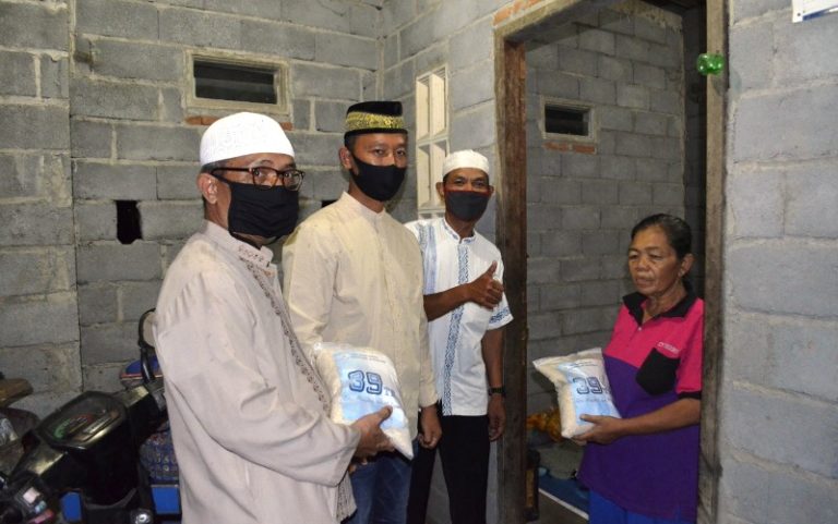 PDAM Bagikan Zakat dan Masker kepada Warga dan Pelanggan