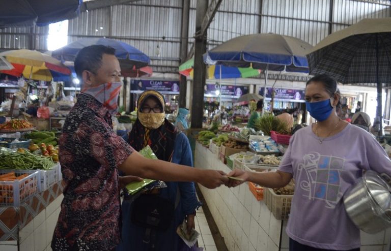 Setelah Bantu Wastafel di Pasar Karangjati, PDAM Kabupaten Semarang Bagikan Masker