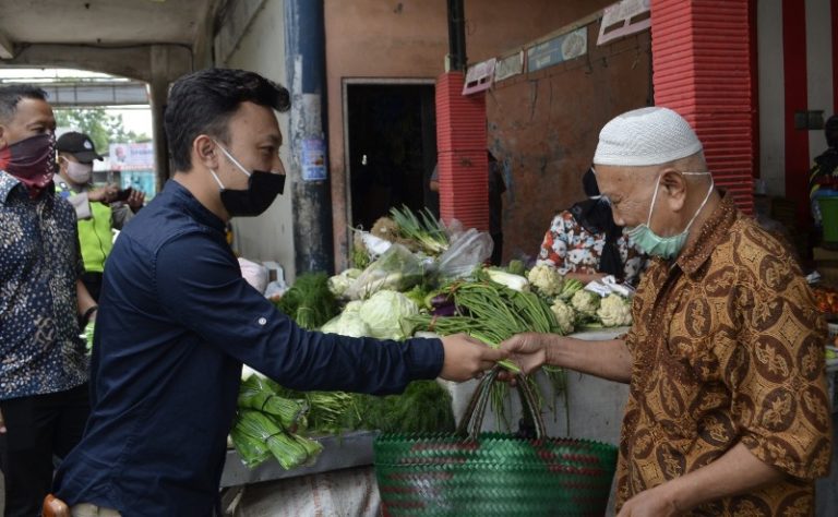 Dapat Bantuan Masker Gratis dari PDAM, Pedagang Pasar Kembangsari Lega Aman dari Corona
