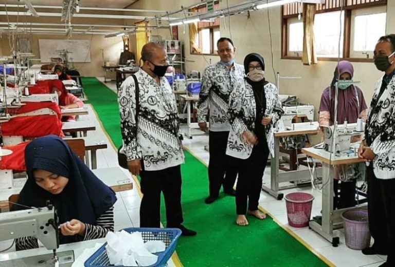 PGRI Sumbangkan APD dan Masker Buatan Siswa SMK Widya Praja dan SMKN 1 Jambu