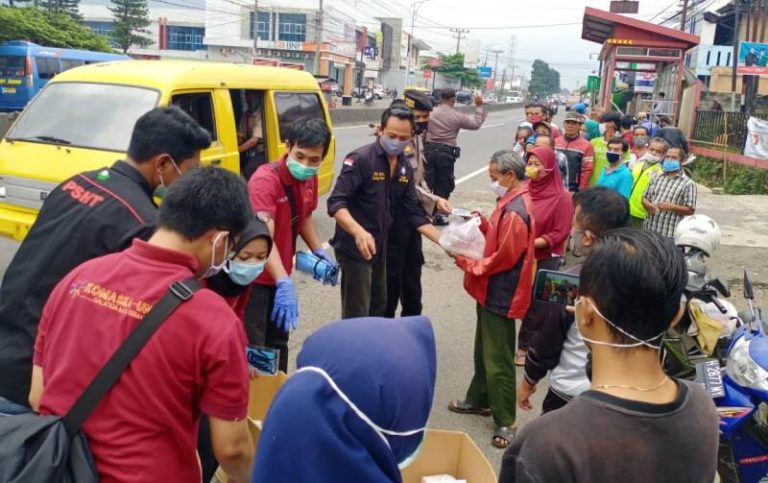 Komaska UNW Bersama PSHT Bagikan Sembako di Pasar Karangjati