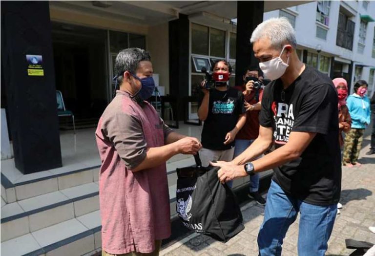 Bagi-bagi Sembako di Ungaran, Ganjar Berharap tak Ada PHK Karyawan Saat Pandemi