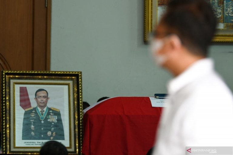 Djoko Santoso Dimakamkan Secara Militer, Menhan Prabowo Beri Penghormatan Terakhir