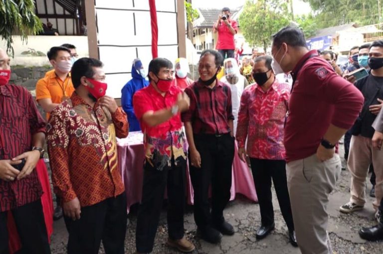 Mensos Juliari Pantau Penyaluran BST di Ambarawa, Pesan Jangan Buat Beli Rokok