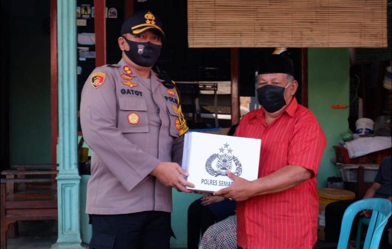 Blusukan di Kelurahan Susukan, Kapolres Semarang Bagikan Sembako