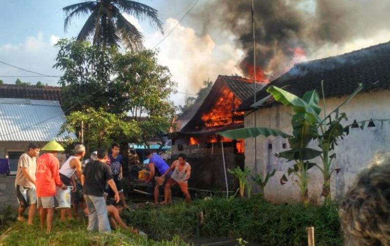 Lihat Tempat Penggorengan Ikan Terbakar, Anak-anak Teriak Minta Tolong