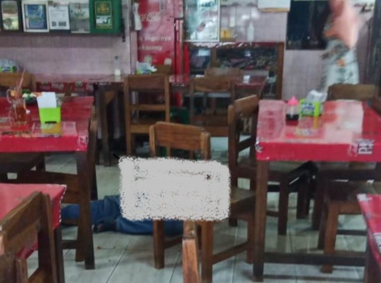 Pengunjung Rumah Makan di Tuntang Meninggal Mendadak Dievakuasi Petugas Berbaju APD