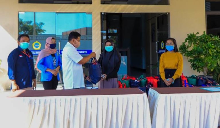 Mahasiswa UNW Ungaran Tak Bisa Pulang Akibat Covid-19 Dapat Bantuan Sembako