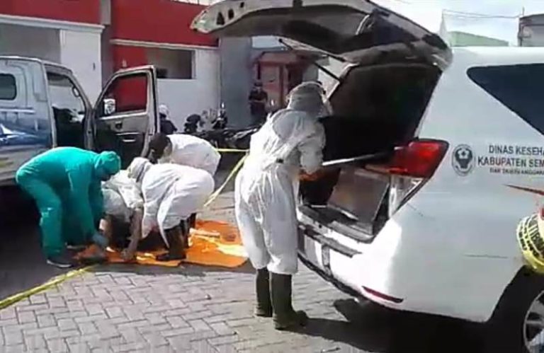 Pedagang Meninggal Mendadak di SPBU Jambu Dievakuasi Petugas Berpakaian APD