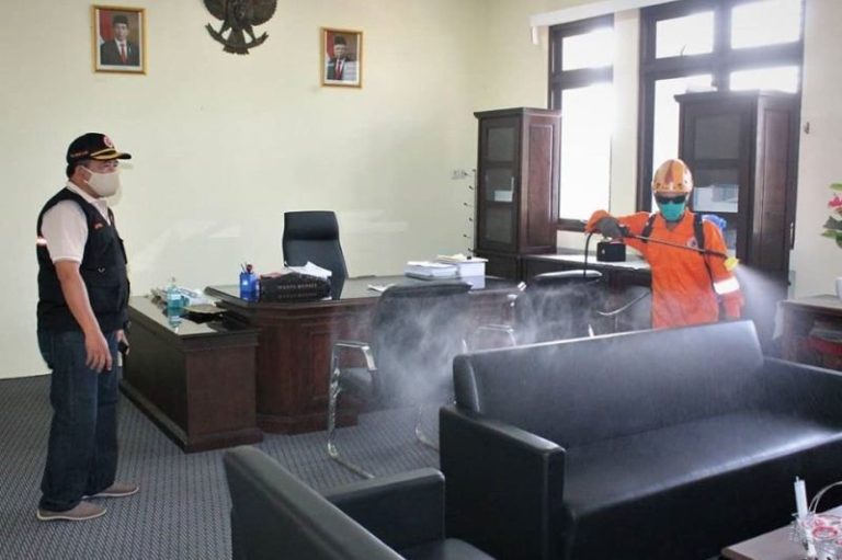 Waspada Klaster Baru di Pusat Pelayanan, Kantor Bupati Semarang Disemprot