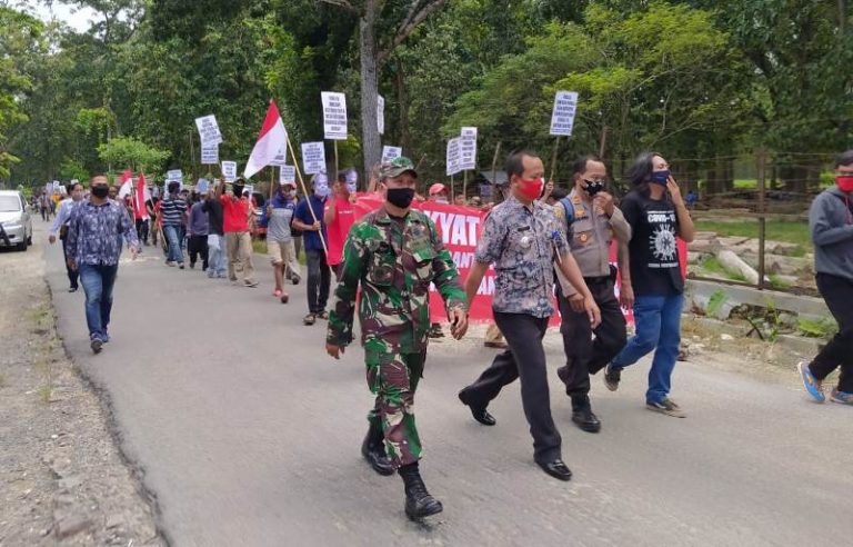 Kecewa tak Dapat Bansos Covid-19, Ratusan Petani Pinggir Hutan Geruduk Balai Desa