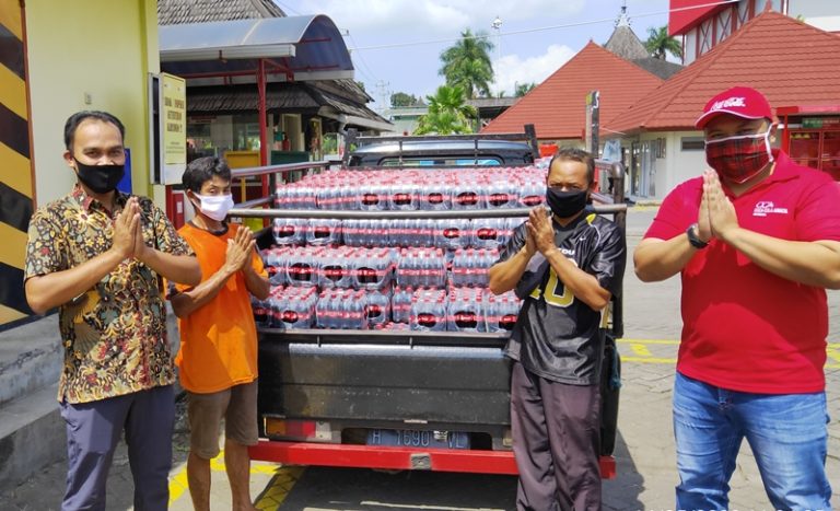 Coca-Cola Amatil Indonesia Bagikan 39.000 Kemasan dan 170 Paket Sembako kepada Warga Sekitar Pabrik Coca-Cola Amatil Indonesia Bagikan 39.000 Kemasan dan 170 Paket Sembako kepada Warga Sekitar Pabrik