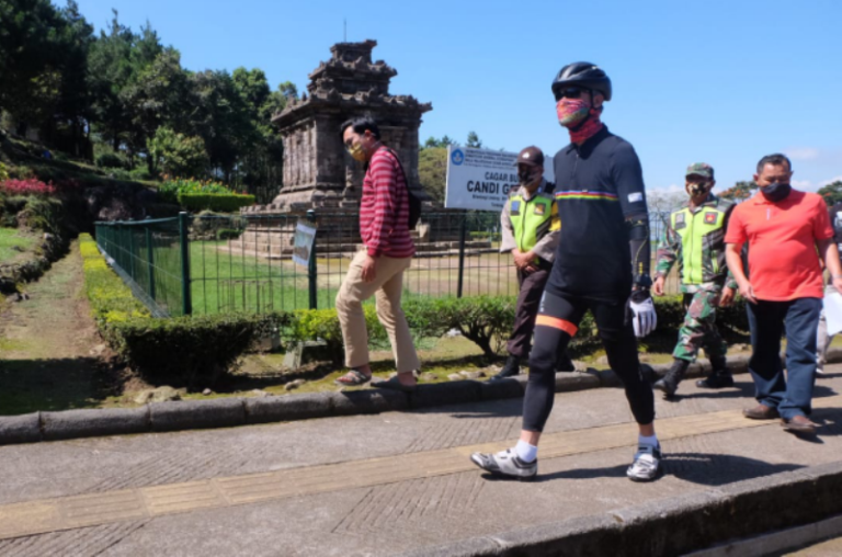 Pengunjung Terlihat Gembira Saat Candi Gedongsongo Dibuka Kembali