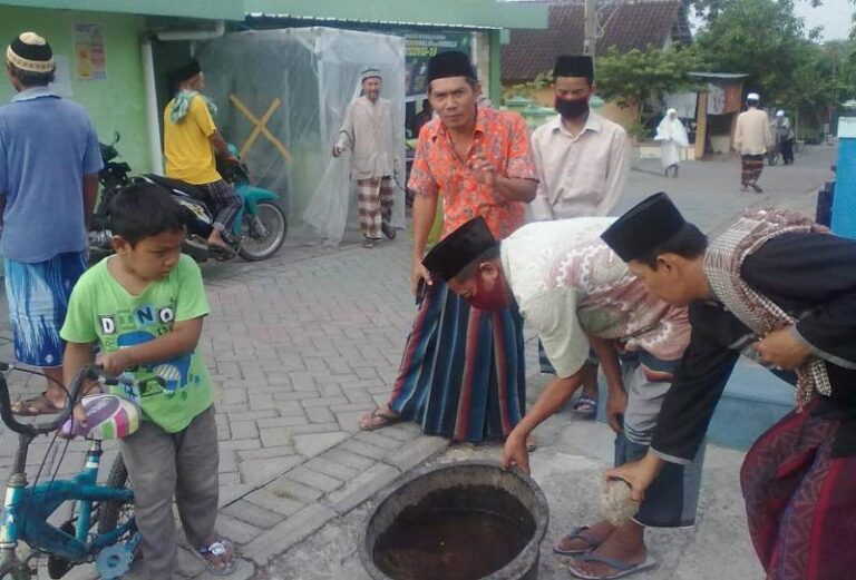 Usai Sholat Gerhana Warga Megalrejo Blora Lihat Bayangan Matahari dengan Ember