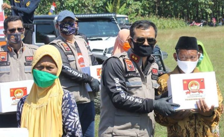 Kapolda Jateng Bersama Komunitas Jeep IOF Baksos di Dusun Terpencil Kabupaten Semarang