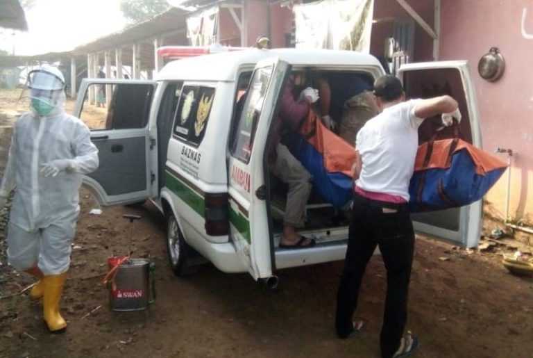Warga Gendongan Salatiga Meninggal di Branjang Rawa Pening, Petugas Evakuasi dengan Berpakaian APD