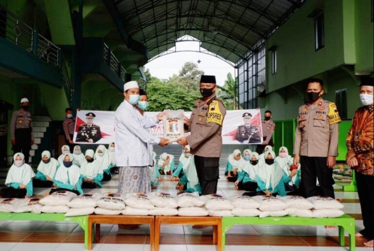 Kapolres Semarang Bagikan Bantuan ke Ponpes, Imbau Tetap Kompak Perangi Covid-19