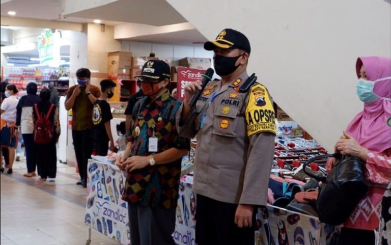 Pengawasan Penerapan Protokol Kesehatan di Swalayan Libatkan Polres dan TNI Pengawasan Penerapan Protokol Kesehatan di Swalayan Libatkan Polres dan TNI