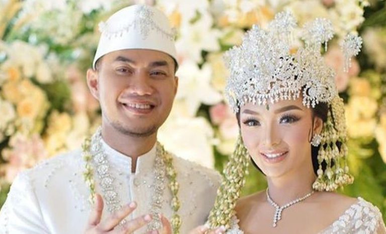Hamil Muda, Zaskia Gotik Nikah Resmi dan Ijab Kabul Ulang