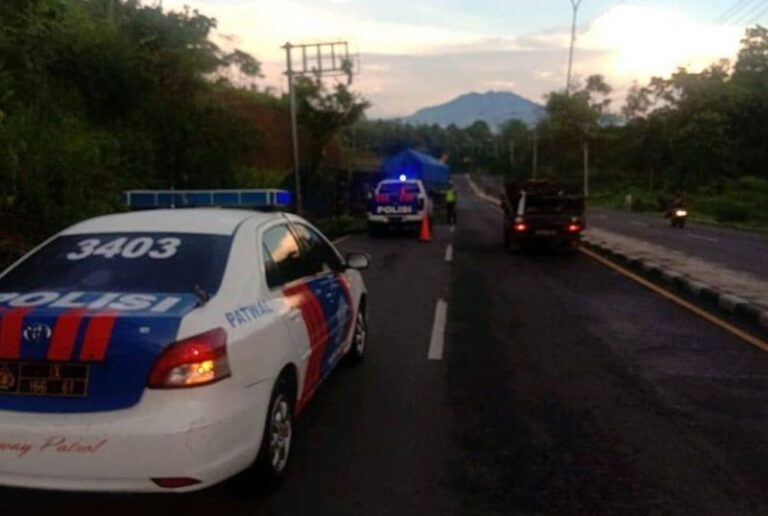 Menyeberang di Jalur Remang-remang JLS Salatiga, Warga Tewas Terlindas Trailer Menyeberang di Jalur Remang-remang JLS Salatiga, Warga Tewas Terlindas Trailer