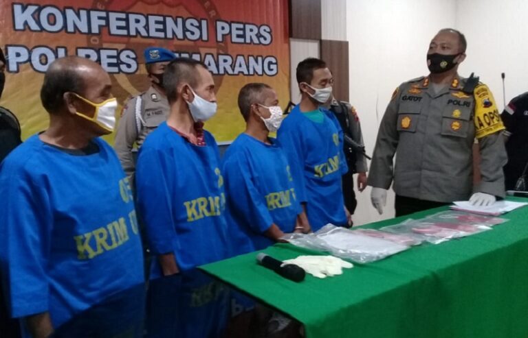 Beralaskan Spanduk MMT, Empat Sekawan Ini Asyik Menggelar Judi