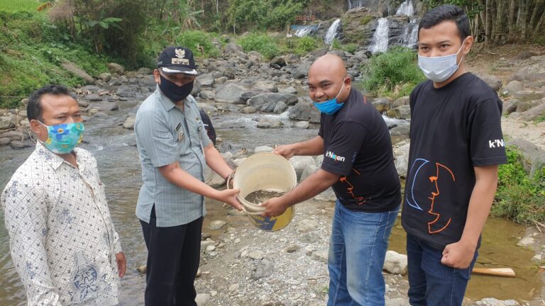 Peduli Kelestarian Ekosistem Curug Tujuh Bidadari, Tebar Ribuan Bibit Ikan Tawes