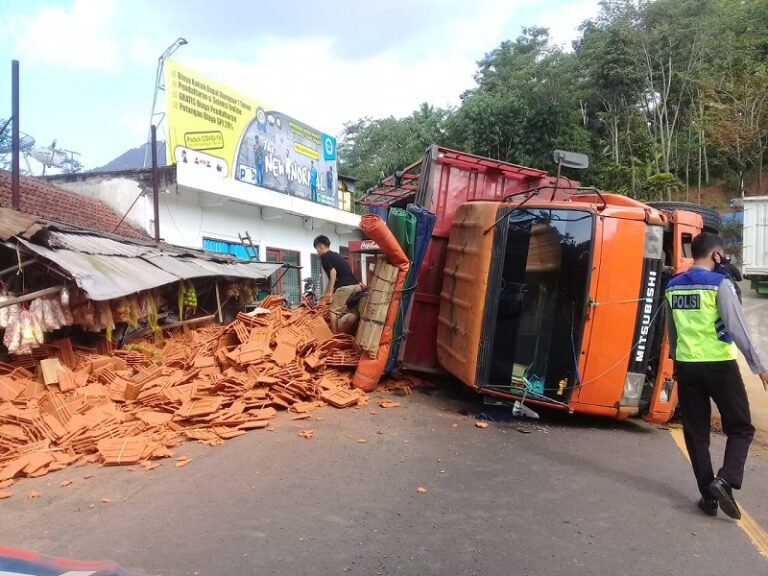 Truk Terguling di Tikungan Kalimalang Jambu, Penunggu Warung Tertimpa Muatan