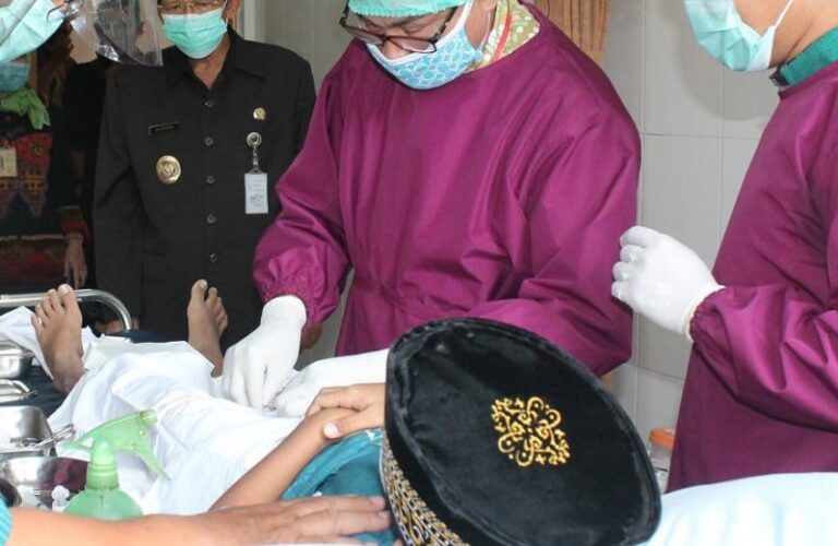 Seratus Anak Peserta Khitanan Massal Dapat Bingkisan dan Uang Saku