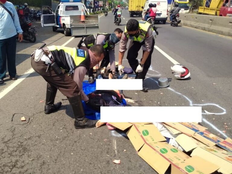 Motor Dikendarai Tersenggol Bus, Ibu dan Putrinya Tewas di Depan Nissin