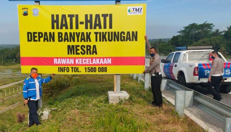 Ingatkan Pengendara di Titik Rawan Kecelakaan, Satlantas Polres Semarang Pasang Baliho Menggelitik