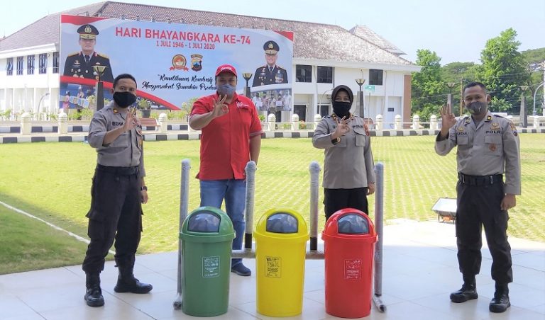 Dukung Lingkungan Bersih dan Sehat, CCAI Donasikan Tempat Sampah Pilah