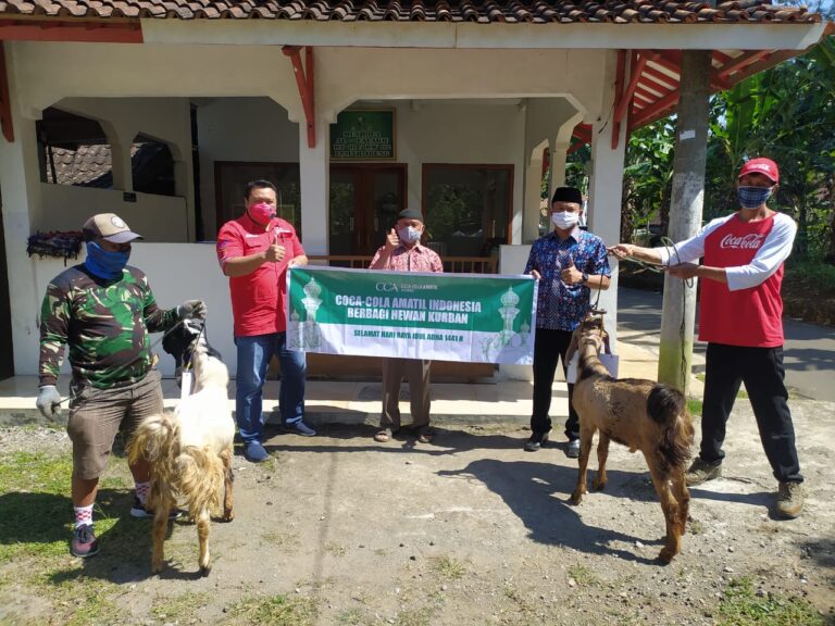 Coca-Cola Amatil Indonesia Rayakan Idul Adha, Bagikan 84 Hewan Kurban