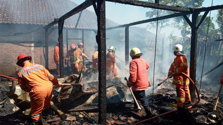 Diduga Lupa Matikan Kompor, Rumah Warga Gogodalem Bringin Ludes, Nenek 93 Tahun Berhasil Selamat