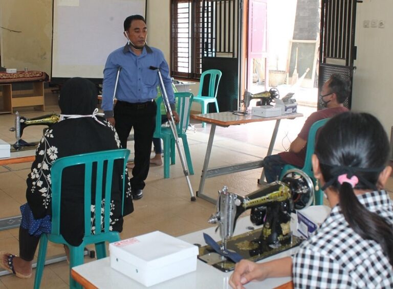 Berdayakan Penyandang Disabilitas, Dinsos Gelar Pelatihan Menjahit
