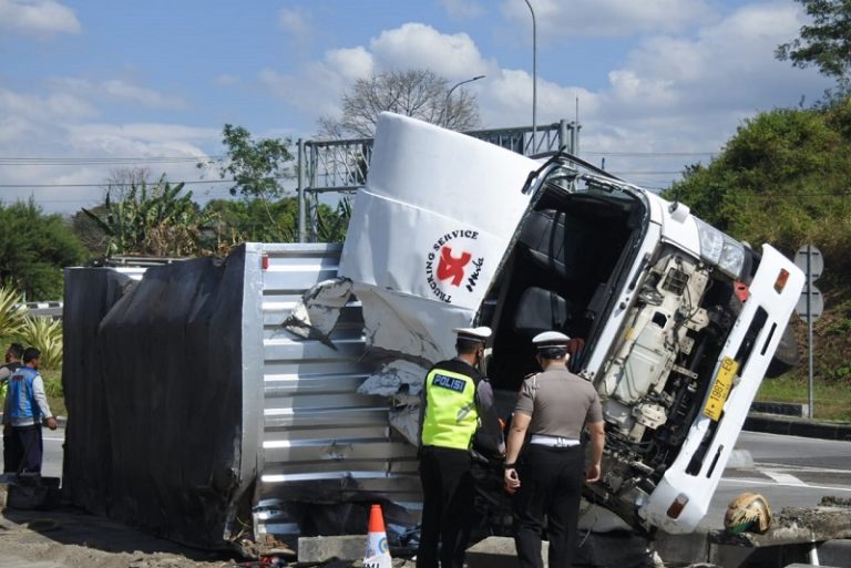 Diduga Rem Blong, Truk Box Tabrak Median Exit Tol Bawen hingga Terguling