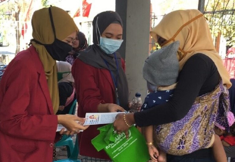 Tim Pengabdian Masyarakat Mahasiwa UMM Edukasi Era New Normal Warga Sugihan Tim Pengabdian Masyarakat Mahasiwa UMM Edukasi Era New Normal Warga Sugihan