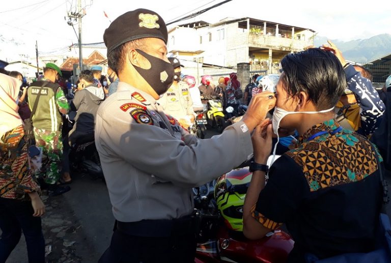 Polsek Bawen Edukasi Simpatik Pencegahan Corona, Sasar Pekerja Pabrik tak Bermasker