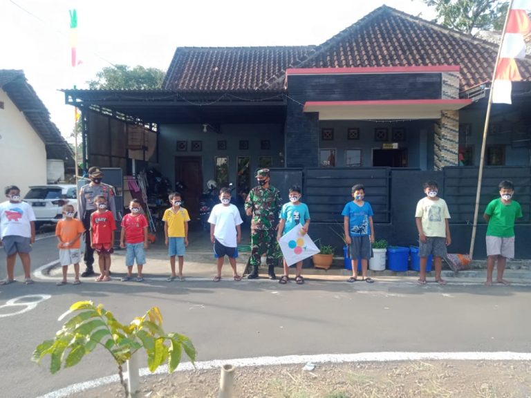 Edukasi Protokol Kesehatan Sejak Usia Dini, Polsek Bawen Bagi-bagi Masker