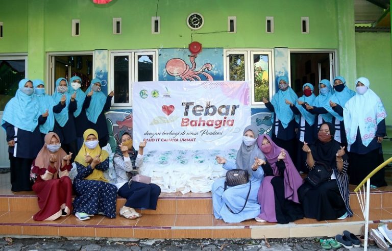 PAUD IT Cahaya Ummat Berbagi di Bulan Muharram, Bantu Tukang Ojeg Sembako