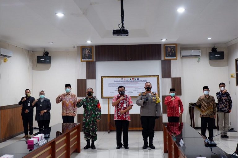 Paslon Bison dan Ngebas Tandatangani Komitmen Patuhi Protokol Kesehatan
