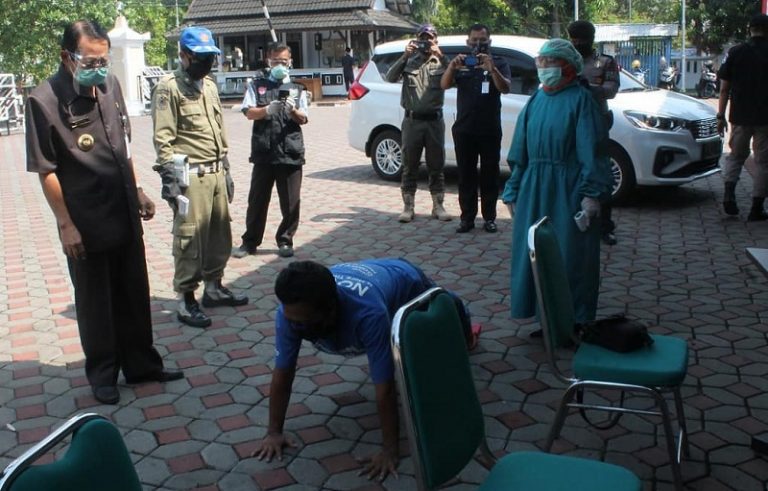Di Hadapan Bupati Pelanggar Protokol Kesehatan Dihukum Push Up dan Bernyanyi